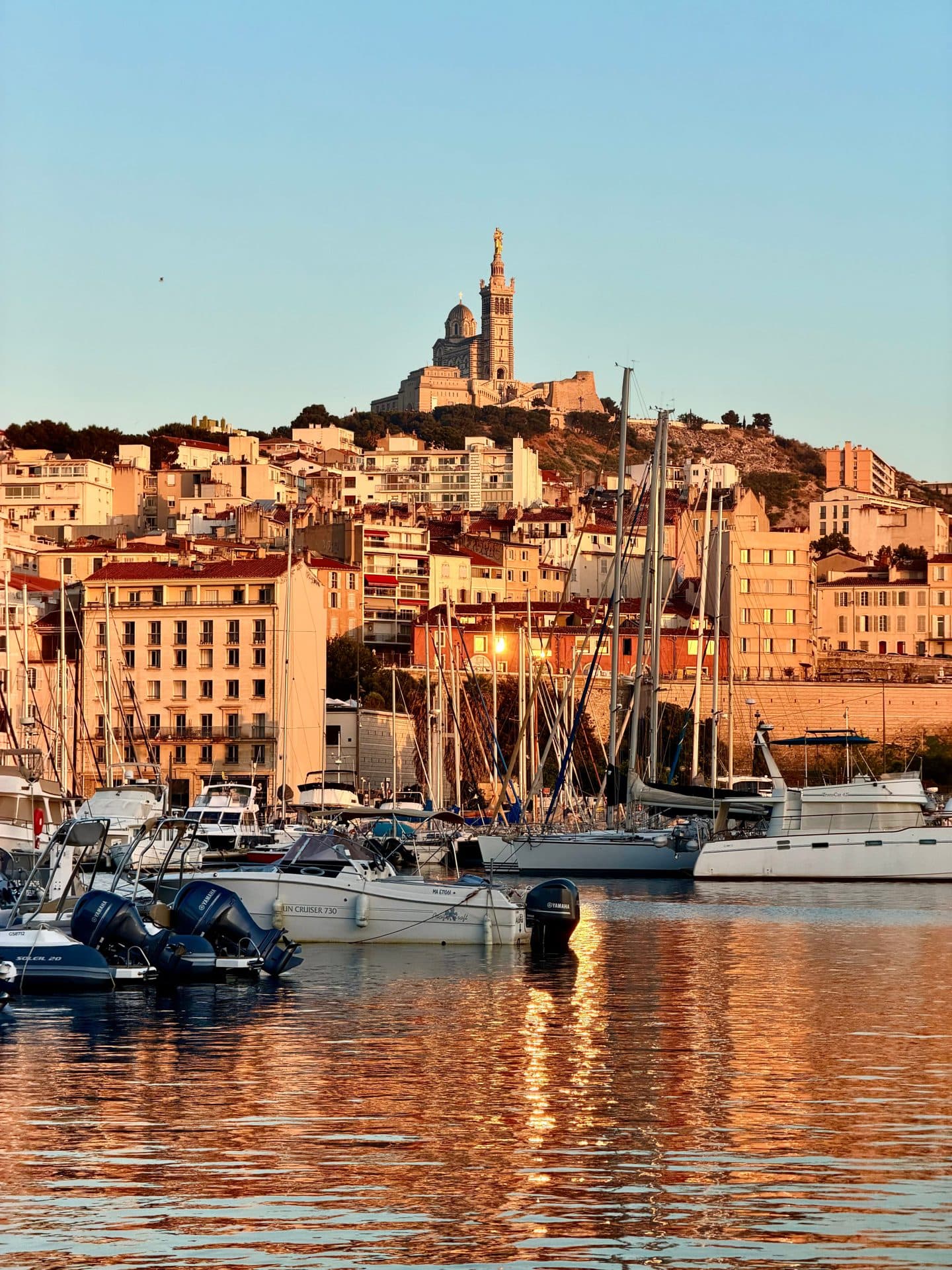 Yacht de grande plaisance au port — hydraulique navale Marseille