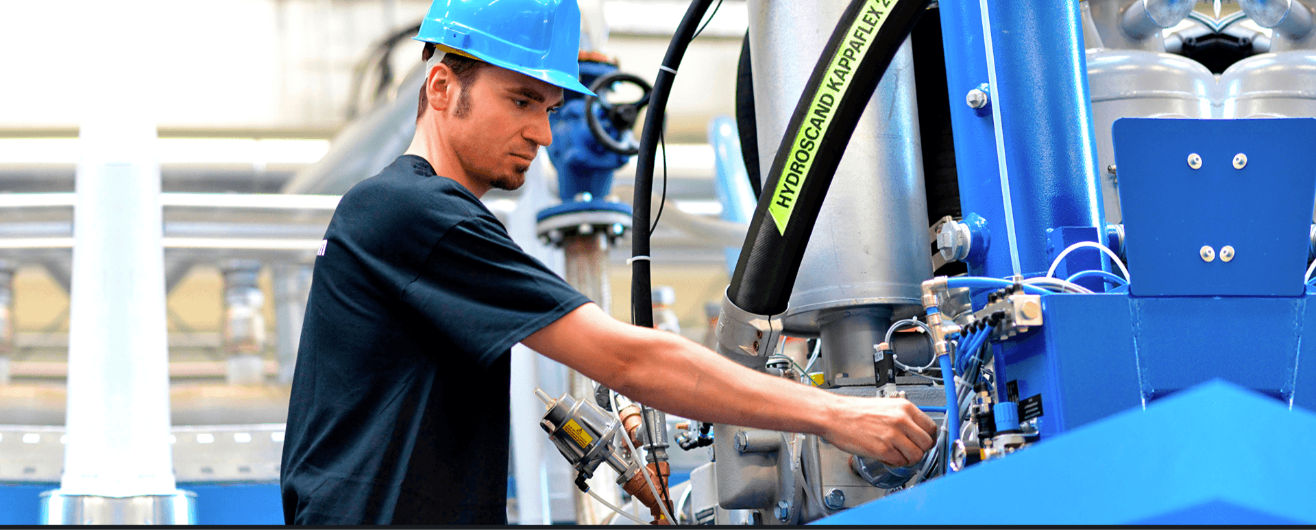 Technicien Hydrau Teams sur une installation hydraulique